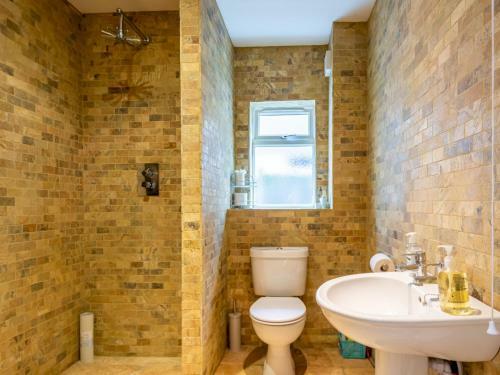 Pass The Keys Elegant 5-bed Detached Home With Spacious Garden