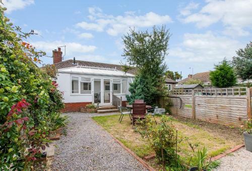 Cosy Seaside Bungalow, Minutes To Beach