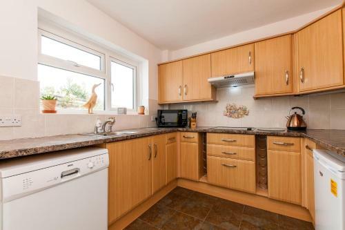 Cosy Seaside Bungalow, Minutes To Beach