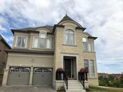 Spacious 3br With 2w Apartment Near Yonge St