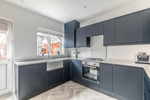 Charming Cottage In Windsor - Walk To Castle &shops!