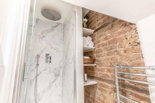 Charming Cottage In Windsor - Walk To Castle &shops!
