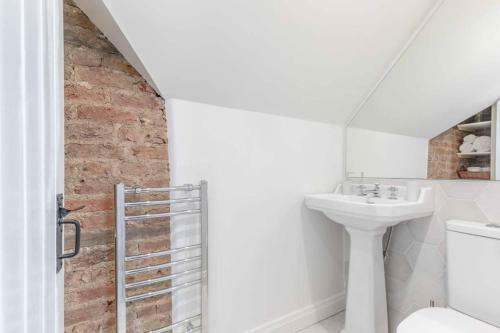 Charming Cottage In Windsor - Walk To Castle &shops!