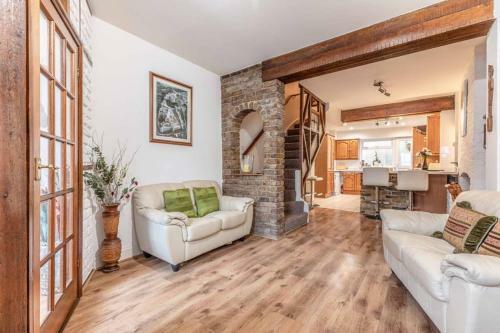4 Bed 3 Baths In Central Windsor! Walk 2 All The Sights! Legoland 5 Min Drive