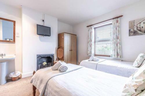 4 Bed 3 Baths In Central Windsor! Walk 2 All The Sights! Legoland 5 Min Drive