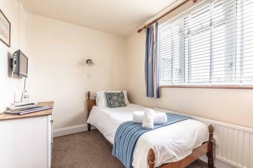 4 Bed 3 Baths In Central Windsor! Walk 2 All The Sights! Legoland 5 Min Drive
