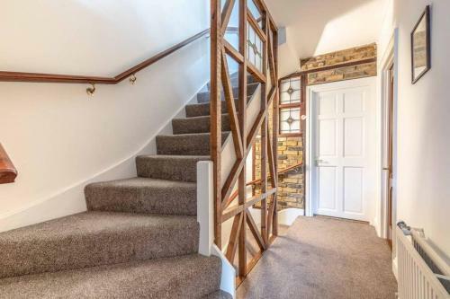 4 Bed 3 Baths In Central Windsor! Walk 2 All The Sights! Legoland 5 Min Drive