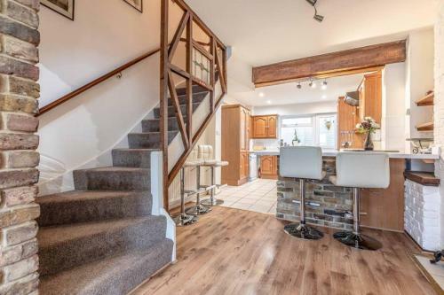 4 Bed 3 Baths In Central Windsor! Walk 2 All The Sights! Legoland 5 Min Drive