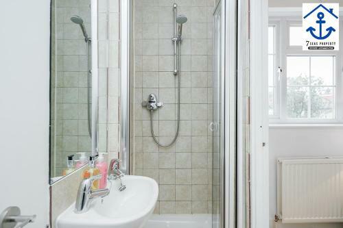 Luxury Town House Windsor With Garden And Parking