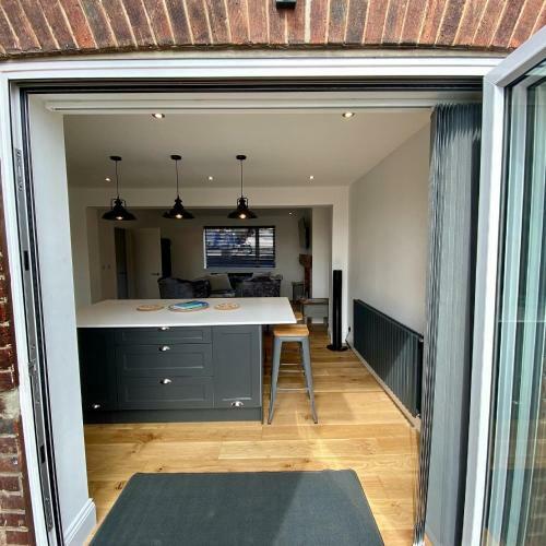 Aboos Cottage - Luxury Renovated Home With Parking
