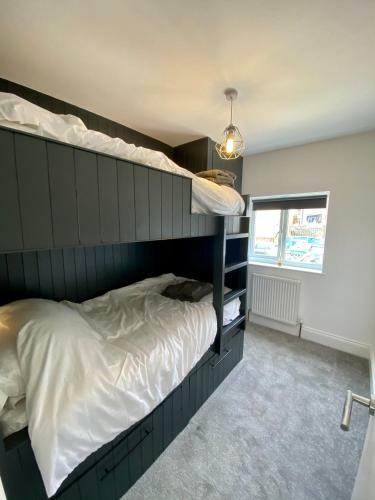 Aboos Cottage - Luxury Renovated Home With Parking