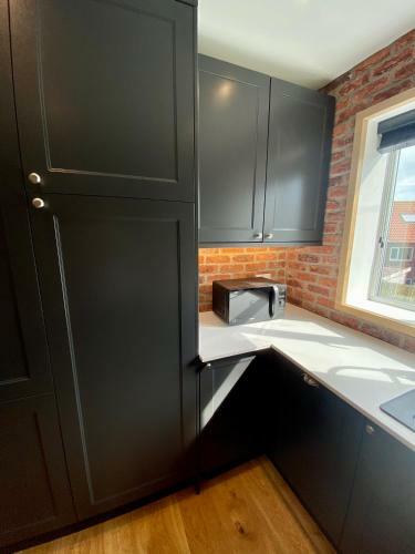 Aboos Cottage - Luxury Renovated Home With Parking