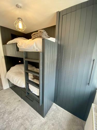 Aboos Cottage - Luxury Renovated Home With Parking