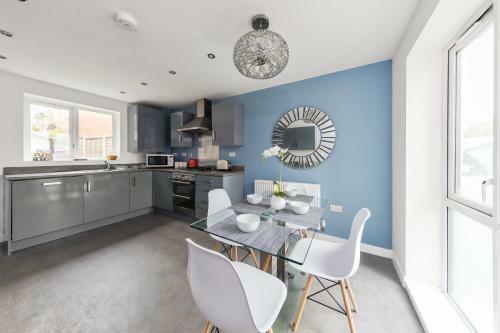 Royal House Wolverhampton - Perfect For Contractors & Large Groups