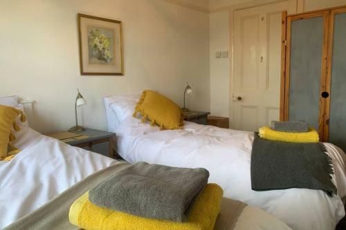Hectors House Comfortable 4 Bed House In Mature Gardens