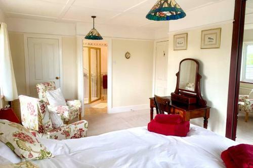 Hectors House Comfortable 4 Bed House In Mature Gardens