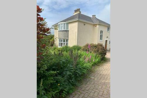 Hectors House Comfortable 4 Bed House In Mature Gardens