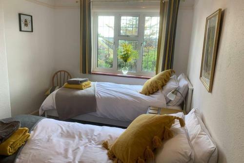 Hectors House Comfortable 4 Bed House In Mature Gardens