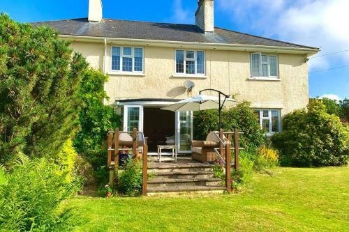 Hectors House Comfortable 4 Bed House In Mature Gardens