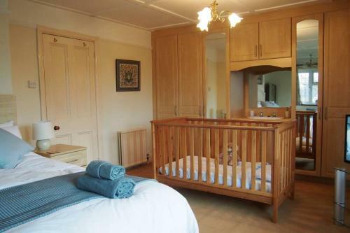 Hectors House Comfortable 4 Bed House In Mature Gardens