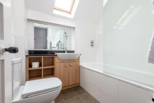 Spacious 4 Bedroom House - 5 Mins From Town Centre