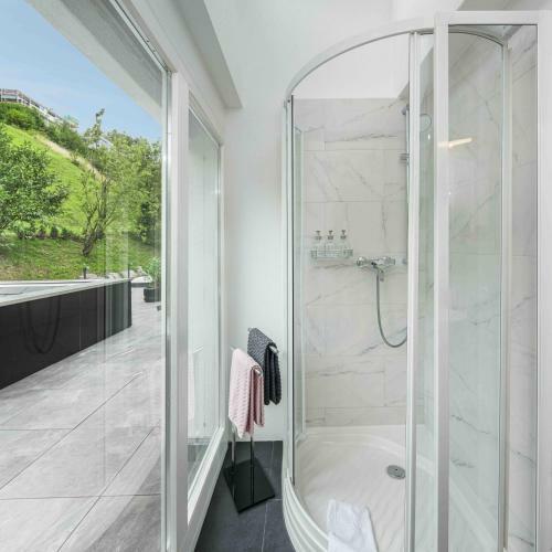 Villa Ysara, 7 Bedroom Pool Villa With Lake Lucerne View