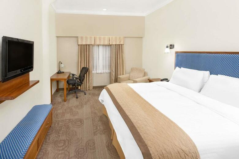 Hotel Wyndham Garden Baronne Plaza
