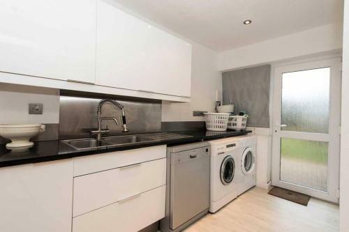 Ty Deryn - Sleeps 6-spacious Family Holiday Home