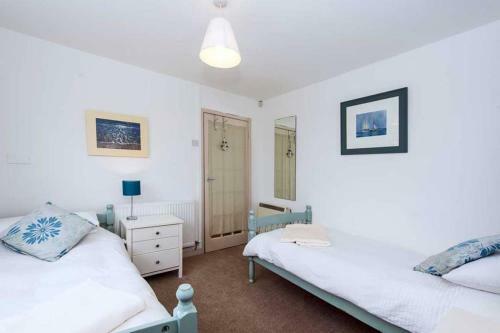Secluded Cottage-4 Bed-sleeps 8- Trearddur Bay