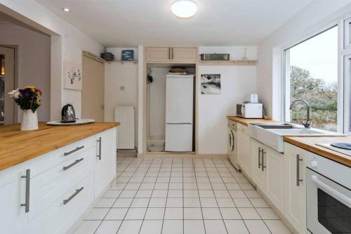 Secluded Cottage-4 Bed-sleeps 8- Trearddur Bay