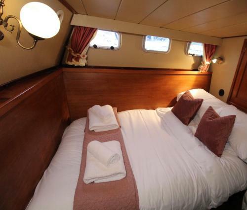 Exceptional Yacht With Two Bedrooms In West Wales