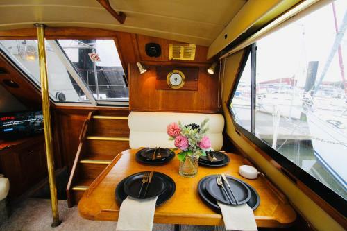 Exceptional Yacht With Two Bedrooms In West Wales