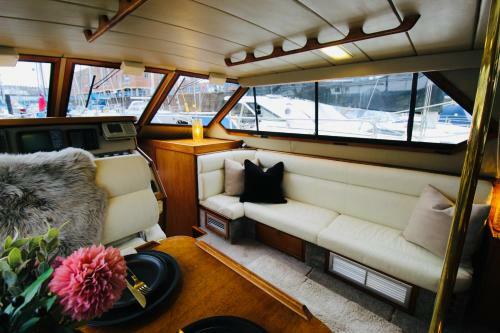 Exceptional Yacht With Two Bedrooms In West Wales