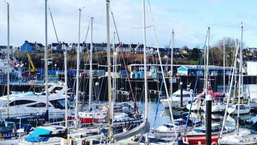 Exceptional Yacht With Two Bedrooms In West Wales