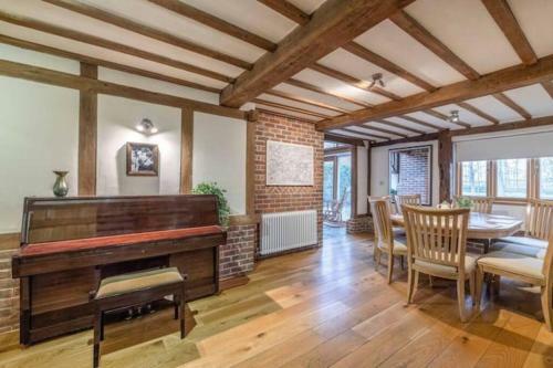Dorney Barn - By The Accommodation Club