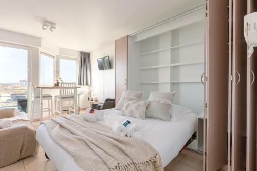 Apartamento Luminous, Modern Flat With Balcony And Lateral Sea View