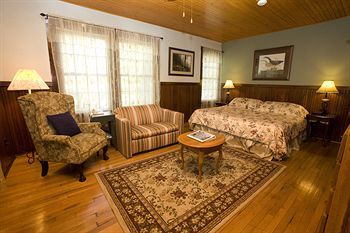 Hotel Highland Lake Inn & Resort - Flat Rock