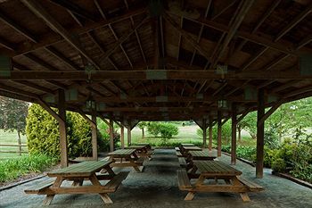 Hotel Highland Lake Inn & Resort - Flat Rock