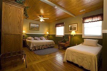 Hotel Highland Lake Inn & Resort - Flat Rock