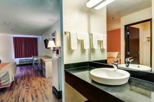 Motel 6 - Columbia