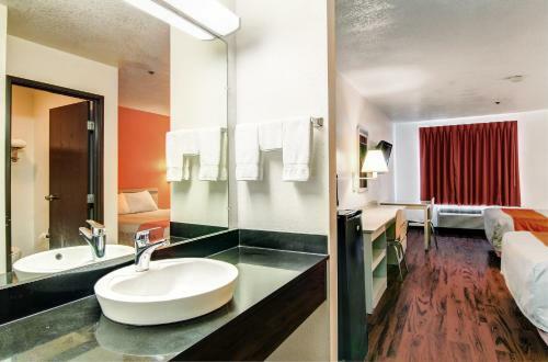 Motel 6 - Columbia