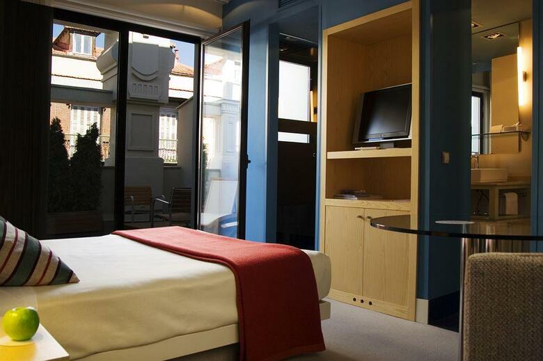 Hotel Room Mate Alicia