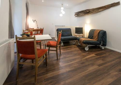 Quiet Courtyard Apartment (kb6)