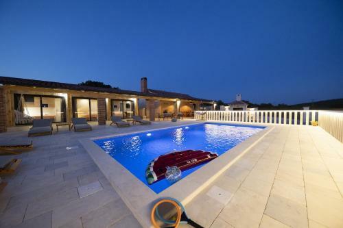 Poolincluded - Villa Hilltop Haven