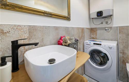 Awesome Home In Lupoglav With 4 Bedrooms