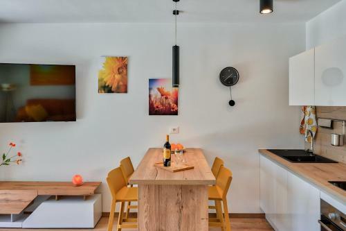 Villa Solis-modern Villa For A Romantic Retreat, Heated Pool