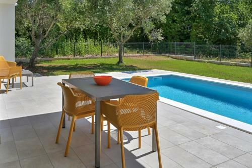 Villa Solis-modern Villa For A Romantic Retreat, Heated Pool
