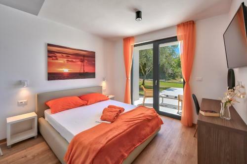 Villa Solis-modern Villa For A Romantic Retreat, Heated Pool