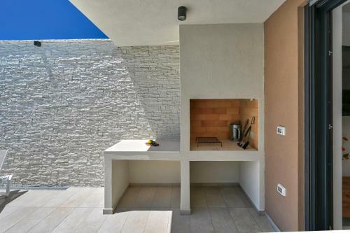 Villa Solis-modern Villa For A Romantic Retreat, Heated Pool