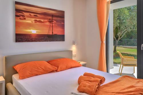 Villa Solis-modern Villa For A Romantic Retreat, Heated Pool